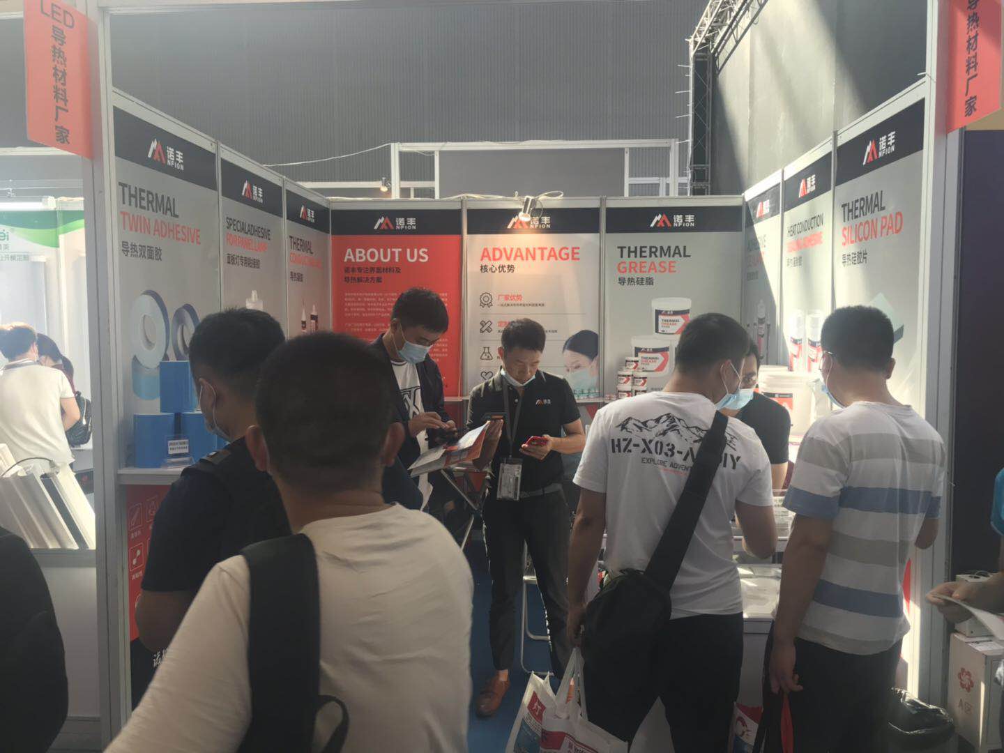 光亚展期间，客户在J9直营集团展厅寻找目标导热材料