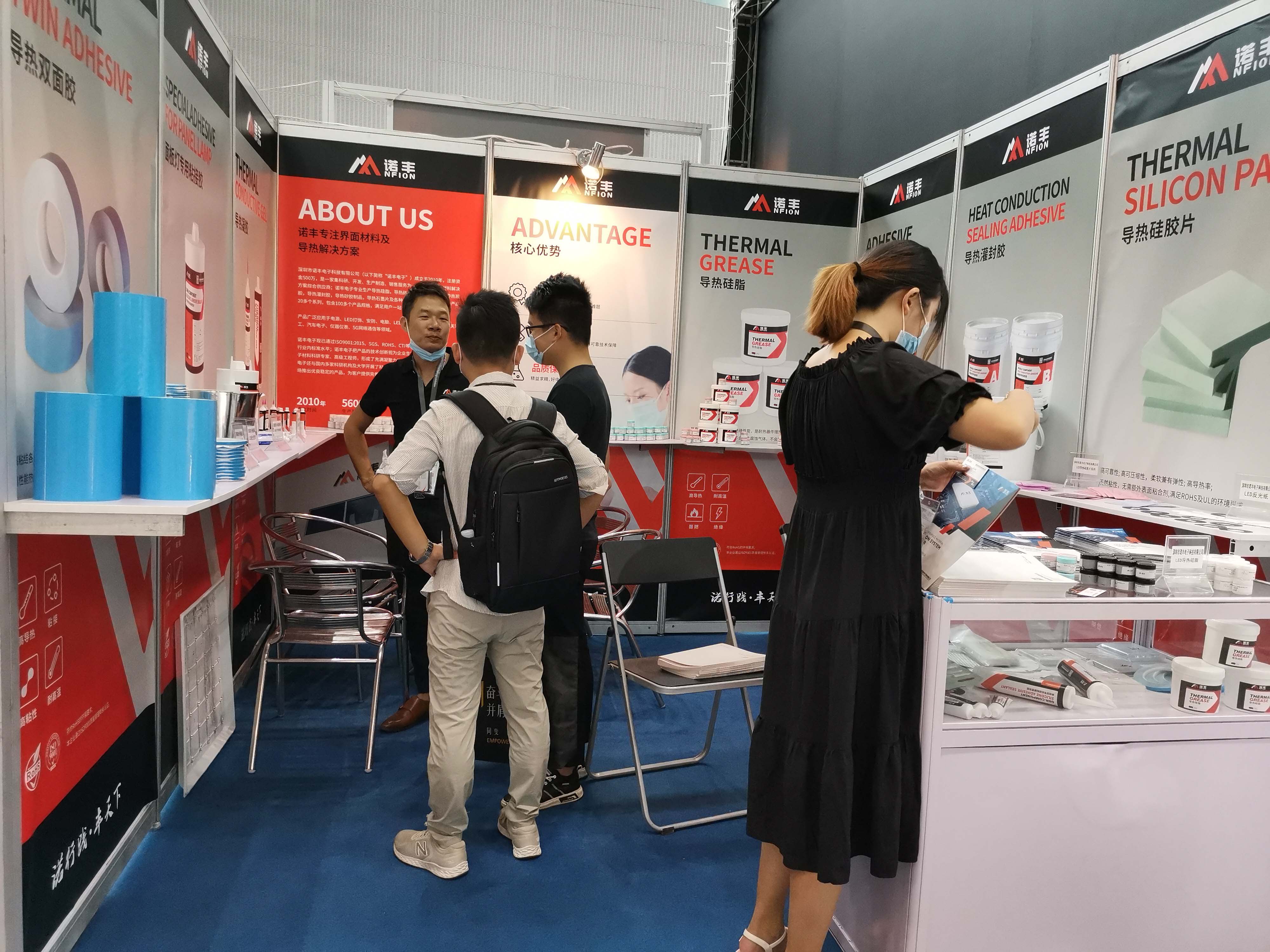 2020光亚展，J9直营集团工作人员接待客户